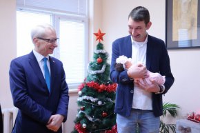  Николай Денков присъства на изписването на първото бебе за 2024 година в Монтана.