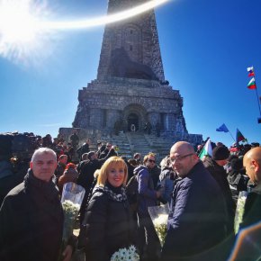 Правителството да допусне граждански борд от независими експерти - историци, архитекти, общественици, представители на местната власт от Габрово и Казанлък да осъществят надзор над необходимостта и действията по реконструкция на Паметника на свободата, част от парк-музей "Шипка". За това настояват в своя позиция от гражданската платформа Изправи се.БГ с лидер Мая Манолова. 