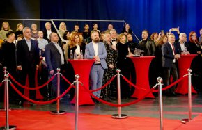 
„За да направиш успешен сериал, са необходими три съставки – звезден актьорски екип, фантастично добър режисьор и брилянтни сценаристи“, заяви Генералният директор на БНТ Емил Кошлуков по време на бляскавата премиера в Студио 1 на обществената телевизия.