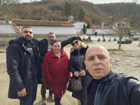  Подаръци и екскурзия зарадваха страдащи от рак 