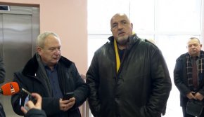  "Тази ротация, това е като скачване в орбитална станция. Никога не е правено, сложно е, но пък е единствено възможното в момента в България, за да има действително устойчивост. Така че, тръгвайки отникъде, мисля че към момента имаме огромна свършена работа, което дори на нас не ни се вярва. Практиката показа, че всяко изказване, прибързано, носи пасиви. В четвъртък в 8.30 мисля, че се бяхме разбрали, ще започнем разговорите. Защото е коректно лидера Кирил Петков на ПП-ДБ да си дойде и започваме в пакет по всички регулатори, конституционни съдии, ротацията", каза председателят на ГЕРБ.
