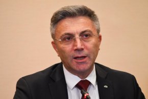 Второ, за материалното ми състояние да се правят внушения от рода на това „говори се“, „непроверена информация от достоверни източници“ нито е достойно, нито е етично, нито е морално! Това, което имам, съм го декларирал пред КПКОНПИ. Декларациите са публични.