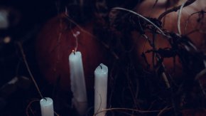 
„Когато отидох в офиса ѝ, започна да ми гледа. Каза, че имам магии от бивши приятелки. Развалянето на всяка една магия е 1000 лв. Взе ми 3000 лв. още в началото”, разказа той. И поясни, че е дал парите на ръка, а Асенова му изпратила билки, отвари и амулети по куриер с инструкции за изчистване на магически замърсявания.
