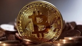 .

 В отговор на първоначалното съобщение цената на биткойна се повиши от 46 661 до 47 900 долара, за да се срине до 45 419 долара след последващото изявление на Дженслър. 
