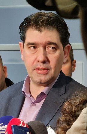 
Според него за да се намери изход от ситуацията с председателя на СОС, трябва да се мисли в тези разговори да участват всички групи в Общинския съвет.
