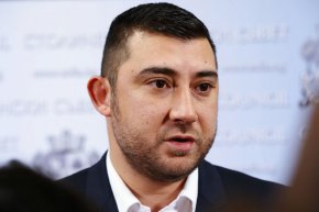 
Според него е очевидно, че България се подготвя като терен за буферна зона, където нелегалните мигранти, изповядващи исляма в голямата си част, да бъдат отделяни и тези, които ще бъдат полезни на западноевропейските икономики, да бъдат придърпвани, а тези, които не вършат работа - да стоят в буферната зона и какво се случва - няма значение.
