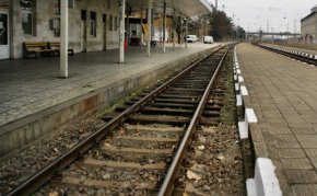 
Сигналът е подаден малко преди 11:00 часа в понеделник. По данни на свидетели жената е изскочила внезапно на релсите. Инцидентът се разследва, образувано е досъдебно производство.