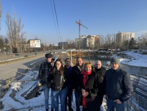„Дойдохме днес тук не само, за да покажем ледената пързалка, в която се е превърнал строителният изкоп. Не само да покажем безобразието със затворения път, което се случва вече трета година, но и да кажем на кмета какво трябва да направи.“