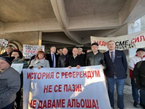 

Сред тях бяха народните представители от ПГ на „БСП за България“ Кристиан Вигенин, Иван Петков, Манол Генов, Иван Ченчев и Георги Свиленски. Всички присъстващи заявиха, че са готови за общи действия, с които да покажат, че с разрушаване и заклеймяване на паметници не може да се постигне обществено единство. 