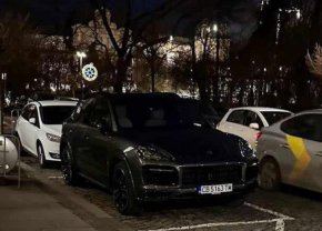 Кметът пак с Порше на работа