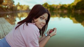 
"Тя представя един многостранен характер по изключително добър начин. Първоначално героинята ѝ сякаш не буди симпатии, но постепенно образът ѝ разкрива пластове на деликатност", се казва още в позицията на журито.