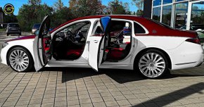 Под капака на всеки седан S580 е разположен 4,0-литров V-8 двигател с двойно турбопълнене с мощност 496 к.с., който се допълва от 48-волтова хибридна система.