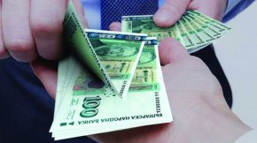 В мотивите на вносителите се посочва, че има случаи, в които те достигат огромни суми до 20-30 заплати, и дават пример с предприятието "Ръководство на въздушното движение".