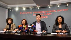 "Времето за шикалкавенето приключи. Трябва да се намери решение. Време е ГЕРБ и "Възраждане" да излязат от землянките", каза лидерът на БСП -София Иван Таков към колегите си от Столичния общински съвет по време на пресконференция.