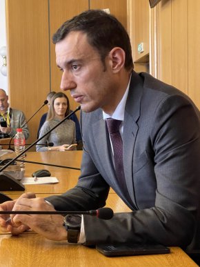  "Вярно ли е, че кметът на София е излязъл в отпуск в разгара на най-тежката политическа криза за София и вместо да води преговорите до заседанието на общинския съвет в четвъртък, си почива някъде?