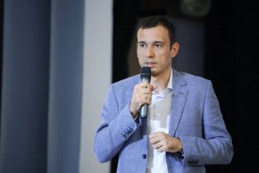 Като продължение на темата за Еврохолд, поел участието на братя Домусчиеви в чистенето на София за четвърт милиард лева годишно от джоба на столичаните, изниква и пряка семейна връзка на кмета Васил Терзиев с холдинга. Търговският регистър сочи, че неговият чичо и висш служител на политическата полиция на соца - Шесто управление на ДС - Павел Терзиев, е член на Съвета на директорите на Россгаз Асет. 