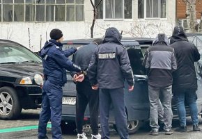Разкрита е организирана престъпна група, занимаваща се с разпространение на наркотици и производство на синтетичен опиат, известен като "чай за пушене" и "билка" на територията на област Враца.