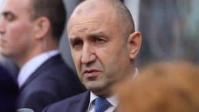 
"Аз няма да коментирам "г-н Магнитски". Балзак отдавна е заявил, че една от най-отблъскващите привички в дребните души е това, че подозират своите низости у другите. Виждате, че опитомяването на лидерите на ПП-ДБ може би дава някаква надежда някому, че по същия подход може да подходят и към президентската институция, но това няма да се случи".