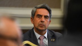 "Ще се радвам всички управляващи да се под светлината на прожекторите, за всякакви форми на липса на интегритет – корупция, търговия с влияние. И считам, че това важи с пълна сила за всички - Бойко Борисов, Кирил Петков, Асен Василев, като се стигне до президента Румен Радев. Всички те дължат отговор на въпроси - има ли сянка на съмнение за техни действия. Дължат се отговори за това, което се е случило с тези имоти и дали в президентската институция се акумулират пари за бъдещ политически проект", каза Плевнелиев.