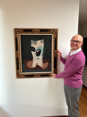 Преди една година г-н Ксавие Ре, директор на Националния музей за модерно изкуство на Франция, известен още като Центъра „Жорж Помпиду“, беше в България по покана на Френския институт и във връзка с изложбата „Жорж Папазов – Осветителят“ в Националната галерия. Той разгледа експозицията заедно с куратора Мария Василева и с Георги Василев, чиято колекция изграждаше гръбнака на експозицията. Г-н Ре беше изключително впечатлен от творчеството на художника и изказа огромното си съжаление, че музеят не притежава негови творби. Още тогава в личен разговор между него и колекционера започнаха преговорите за дарение на една творба на френския музей. Професионалният процес по избора на картината включваше внимателно изследване на колекцията, лично от директора и от специалисти по сюрреализъм. В крайна сметка изборът се спря на „Мечтание“, 1925, маслени бои и пясък на платно, 72.5 x 60 cм., подписана и датирана долу дясно. През изминалата седмица журито по прием на нови творби в колекцията на музея е одобрило и приело картината и тя вече е част от фонда.

През 20-те години на ХХ-ти Жорж Папазов започва да създава странни, абстрактни образи, които носят сюрреалистично внушение и разкриват непознати светове. Много характерни за него са огромните очи-прозорци, през които се виждат пейзажи, преминаващи границата на реалността. Художникът  използва пясък във фоновете на картините си, за да придаде плътност на повърхността на изображението. Работата в тази посока, използването на необичайни материали и похвати, е част от опита за освобождаване от традиционните методи на рисуване и мислене. Разчитането на ефекти, породени от случайността, съвпада с идеите на автоматичното писане при сюрреализма. Създадените с пясък композиции също напомнят детски рисунки и разчитат на силата на въздействието на първичното и непринуденото. Папазов навлиза в същността на картината, опитвайки се да въздейства единствено с нейната плът – всички класически методи на построяване на композицията са изоставени и тя въздейства със своята триизмерност, получена от натрупванията на материал. Образът разчита на въздействието на грубите, експресивни, мощни натрупвания по повърхността. Според изкуствоведа Андрей Наков историята на изкуството познава много малко примери на такова пълно освобождаване на живописта. 

Изборът на картината от страна на Френския музей е базиран на възможността за нейната успешна интеграция във вече съществуващата колекция и осветляването на името на Жорж Папазов като един от най-видните представители на сюрреализма и на световното изкуство от първата половина на ХХ-ти век.