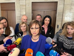 
По думите на Нинова очевидно правителството не иска и не може да предприеме действия, КЗП стои абсолютно блокирана, спорят 3 ръководства кое е легитимното.
