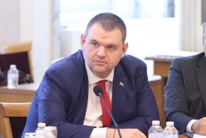 
"Аз смятам, че това дори не трябва да бъде тема, защото имаме един изключително успешен външен министър, което се вижда от целия свят в момента и виждате какви контакти на какво ниво се среща госпожа Габриел. както господин Денков като академик смятам, че може да бъде прекрасен образователен министър, какъвто е бил и това е записано. Според мен заради нещо много малко може да се наруши балансът в нещо, което върви напред и се случва по най-хубавия начин".