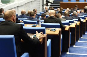 Със 136 гласа "за" и петима "въздържали се" парламентът прие на първо четене промени в Кодекса на труда, внесени от Министерския съвет.