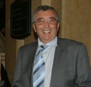 
Единият пътува с него в асансьора, а другият слиза и качва стълбището на престижната кооперация за соцголемци като е готов да се сбори с всеки, когото срещне случайно.