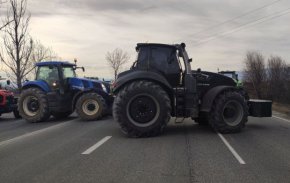 

 "В 11.00 часа лидерите на 26 организации ще дадат пресконнференция. В 10. 00 часа затваряме пътя Русе-Свиленград при Поликраище, защото това е пътят на украинската стока, заради която фалират бълграски производители, вие ще видите колко камиони ще има украински," подчерта Цанко Цанев - член на УС на Асоциацията на земеделските производители в България.
