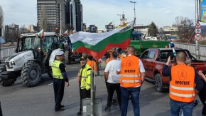 26 земеделски организации, които не преговарят с правителството, обявиха на пресконференция, че утре, в 11 ч., ще доведат членовете си пред Министерския съвет, за да искат оставката на земеделския министър Кирил Вътев.
