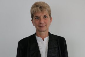 Двама заместник-министри, председателка на Държавна агенция - с ранг малко под министерство и лично подчинена на премиера, който по някакво чудо е изпуснал да се намеси и той, та и нейната главна секретарка хукнаха да се намесват в тийнейджърска драма в спортно училище