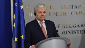 
За да се постигне тази цел, трябва да се променят много неща в България, посочи Дидие Рейндерс. По думите му, най-важно е изпълнението и прилагането на промененото законодателство.

