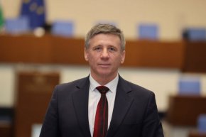 Тримата депутати, изключени от ПГ на "Възраждане", са сезирали главния прокурор, за да бъдат разследвани твърденията на общинския съветник Деян Николов, че са му предлагани милиони, за да направи някаква сглобка в Столичния общински съвет.