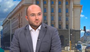 
"59 от 61 общински съветници, когато в 12 часа избрахме техен човек за председател. Гласувахме, за да отпушим работата. Тогава бяхме добрите, правилникът беше спазен."
