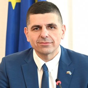 “Ако утре има десант на руски войски във Варна и ние трябва да пренесем 100 броентранспортьора, 3 месеца ли ще ни трябват?” С тези думи депутатът от “Продължаваме Промяната - Демократична България” Ивайло Мирчев разкритикува в интервю за сутрешния блок на БНТ забавянето от Министерството на отбраната на предоставянето на старата неизползвана техника от МВР, за която парламентът взе решения преди три месеца. 