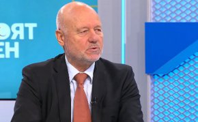 Отне месеци, докато се сключи споразумението между военните министерства на Украйна и България за предоставяне на БТР-и. Президентът наложи вето, решението отново мина през парламента и бе прието през декември.