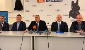"Цялото здравеопазване е в ДБ, цялата отбрана е в ръцете на ПП. Те казват, че Тагарев се справя добре. В същото време българите си мислят, че сме залели Украйна с оръжие, а ние един болт не сме изпратили при решение от 8 декември. Изпълнителната власт не е свършила нищо", каза Борисов.