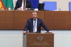 
Той подчерта, че не е работата на Народното събрание да казва на министъра да си върши своята работа, особено когато няма пълната информация.
 