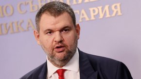 

Пеевски настоява трите институции да отговорят на въпроса съществува ли мрежа от проруски ботове, която оперира на територията на България и кой стои зад тази мрежа. Както и има ли доказателства, че Русия провежда дезинформационни кампании, за да бъдат объркани хората чрез постоянно променящи се наративи и версии за събитията, се казва още в прессъбщението.