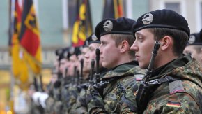 
Във вторник канцлерът Шолц заяви, че западните съюзници са се "съгласили от самото начало... и това важи и за в бъдеще..., че на украинска земя няма да има сухопътни войски, войници, които да бъдат изпратени там от европейски държави или държави от НАТО".