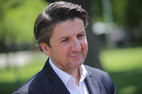 
"Бюджетът за спорт да бъде увеличен с не по-малко от 1 милион лева. За това настоя  общинският съветник от ГЕРБ-СДС Мирослав Боршош по време на заседание на Комисията за децата, младежта и спорта в СОС.