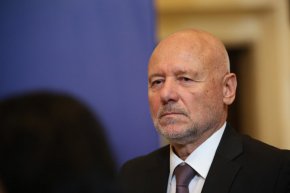 
Въпреки уверенията на министър Тагарев и премиера Николай Денков, че правителството не е обсъждало и не възнамерява да изпраща български военнослужещи в Украйна, от БСП, по чието искане се проведе изслушването, заявиха, че представители на кабинета участват в международни срещи, на които поемат ангажименти, за които нямат санкция на НС. 