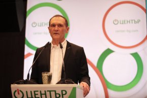 

Дросев е преподавател по логика и философия в Софийския университет. В някои медии има информация, че през 2022 г. е станал нещатен сътрудник на тогавашния депутат от "Продължаваме промяната" Андрей Гюров. В момента той е подуправител на Българската народна банка.