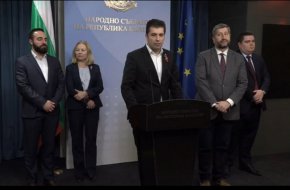 По думите му, преговори означава търсене на баланс, но не и за сметка на погазване на принципи. “Поставяме принципни въпроси, като това как се борим срещу корупцията, как ще довършим съдебната реформа, ще оздравим службите и регулаторите - това е обществена, а не политическа червена линия. Готови сме да търсим баланс, но само баланс, който отговаря на обществения интерес България да се движи напред”, каза Христо Иванов.