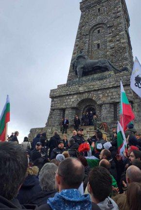 
На Шипка бе и председателят на Народното събрание Росен Желязков, под чийто патронаж се провеждат честванията на националния празник на паметния връх. Той обаче бе освиркан, а словото му бе придружено от викове "Оставка!".