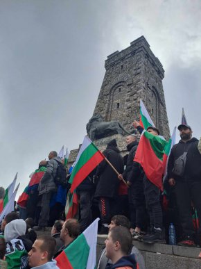 
На Шипка бе и председателят на Народното събрание Росен Желязков, под чийто патронаж се провеждат честванията на националния празник на паметния връх. Той обаче бе освиркан, а словото му бе придружено от викове "Оставка!".