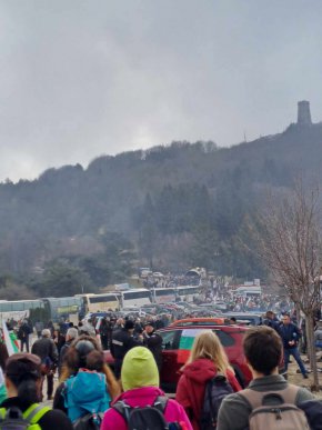 
На Шипка бе и председателят на Народното събрание Росен Желязков, под чийто патронаж се провеждат честванията на националния празник на паметния връх. Той обаче бе освиркан, а словото му бе придружено от викове "Оставка!".