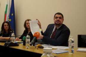 Ректорът на Югозападния университет проф. Николай Марин отхвърли обвиненията за корупционни практики във висшето училище.