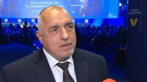 „Защо бързаха да го направят, защо е това надменно отношение? Като чух и Асен Василев, който си сменил и зам.-шефа на Митницата и казал, че ще има само козметични промени в новия кабинет – ще ви кажа, ако няма радикални промени в кабинета, регулаторите и съдебната система, ние няма да участваме”, каза Борисов.
