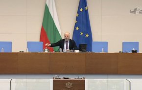 В началото на пленарното заседание председателят на Народното събрание Росен Желязков отправи поздрав по повод Международния ден на жената